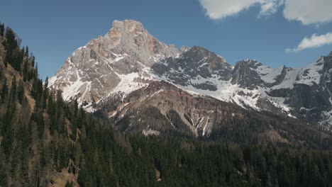 Panorama-De-La-Cordillera-De-Los-Dolomitas-Durante-El-Día-En-Italia