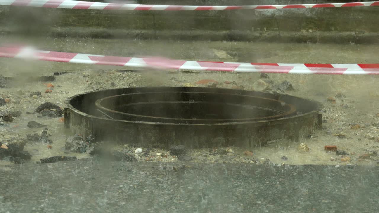 4k 비와 도로 수리.