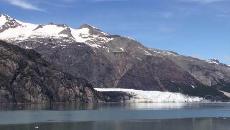 montaña cubierta de nieve y glaciar margerie en verano en alaska