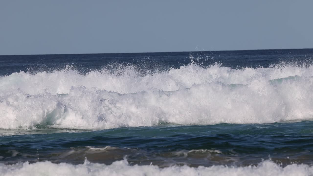 해변 에 부히는 바다 파도 의 순차적 인 모습