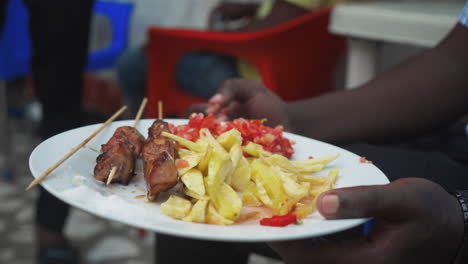 Ein-Teller-Mit-Lokalem-Tansanischem-Streetfood