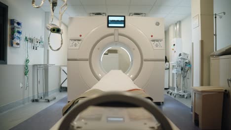 máquina de resonancia magnética en el hospital, el enfoque del rack de