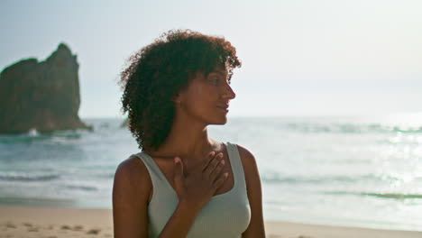 Chica-Disfruta-Del-Amanecer-Meditando-En-El-Primer-Plano-De-La-Playa.-Mujer-Serena-De-Pie-Junto-Al-Mar