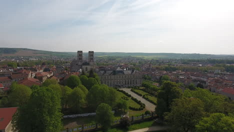 Vista-Aérea-De-Drones-De-La-Catedral-De-Verdún-Día-Soleado-Lorena-Francia.