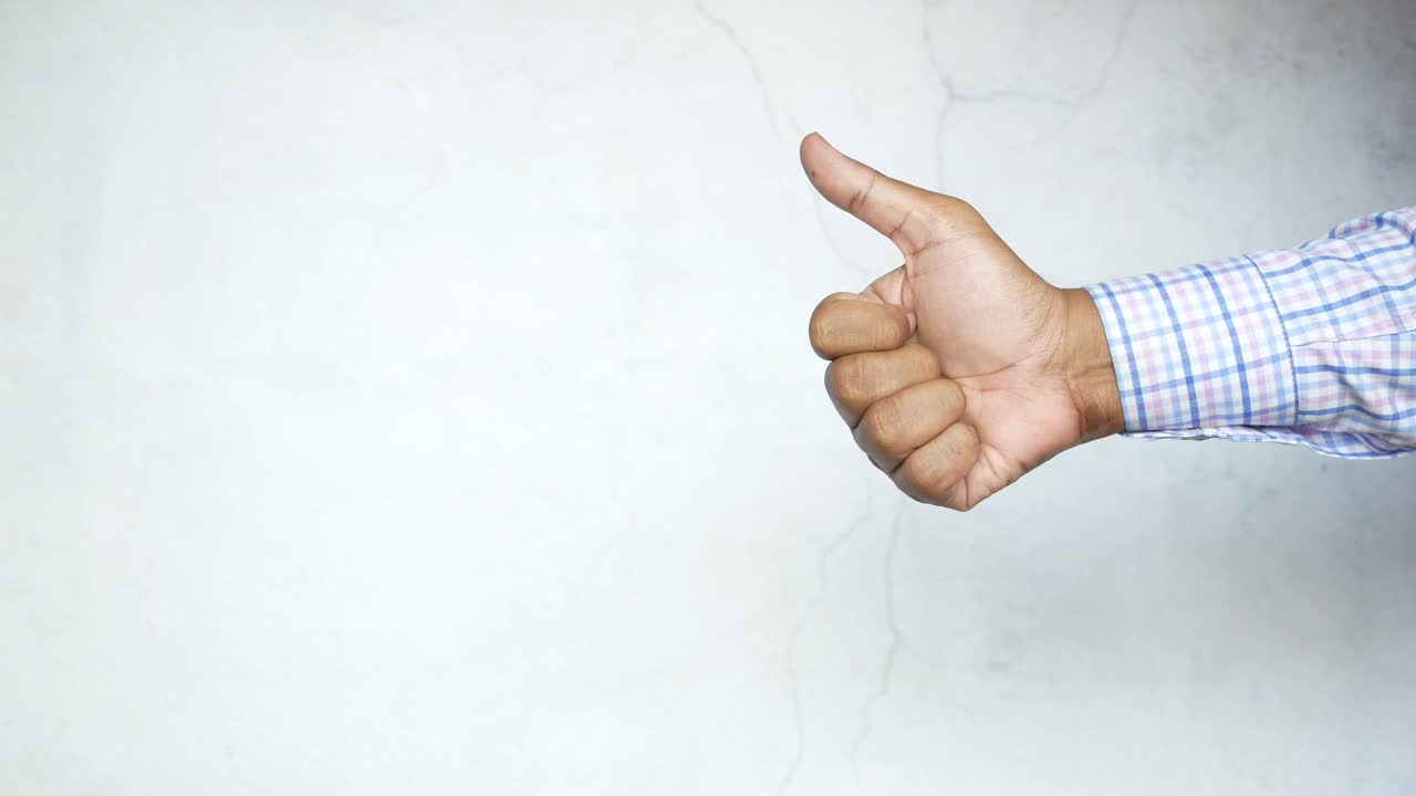 엄지손가락을 올리는 사람