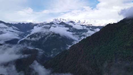 Drone-Shot-of-a-cloudy-Sainj-Valley-in-Himachal-Pradesh-near-Manali,-Kasol-18