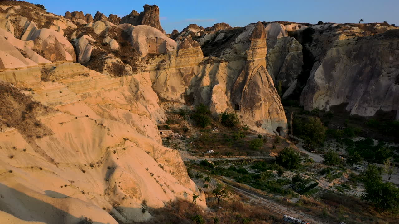 эпическая кинематографическая съемка с беспилотника через сказочные дымоходы и ущелье в каппадокии, турция