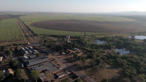 Zuckerrohrfelder-Am-Stadtrand-Von-Komatipoort,-Südafrika,-An-Natürlichen-Wasserbecken,-Luftaufnahme