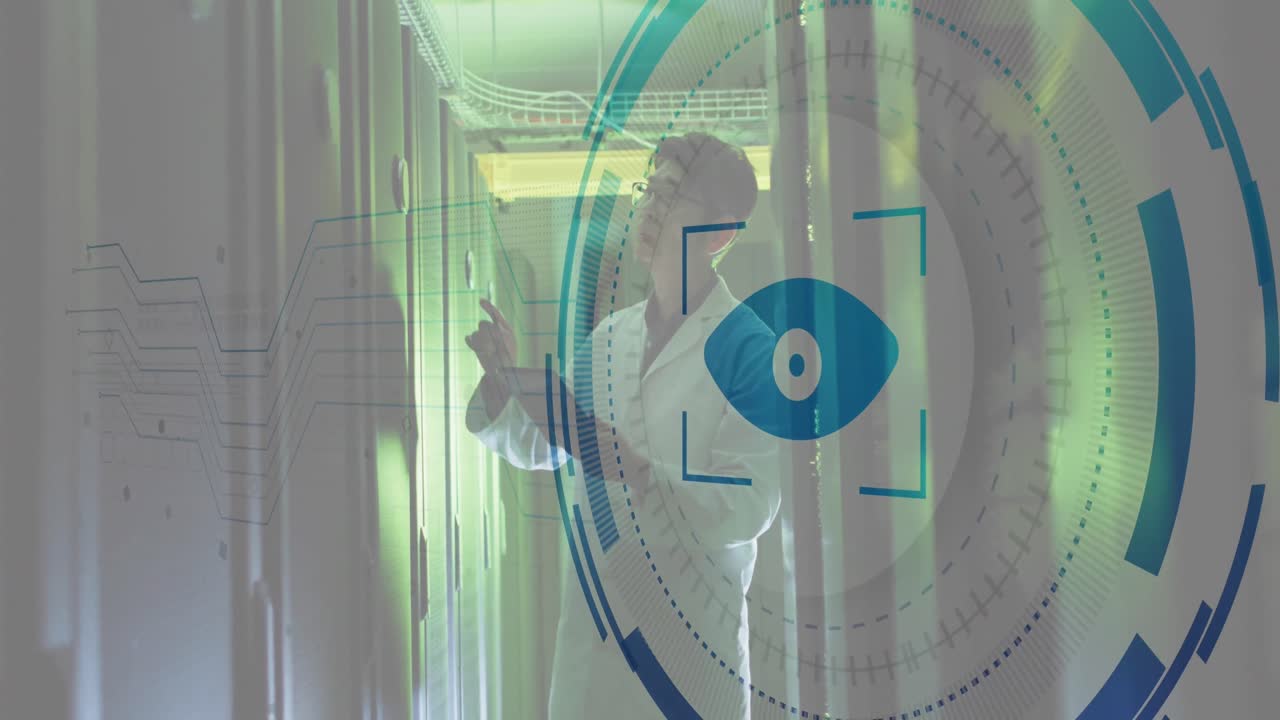 animación del procesamiento de datos sobre un trabajador masculino asiático en la sala del servidor