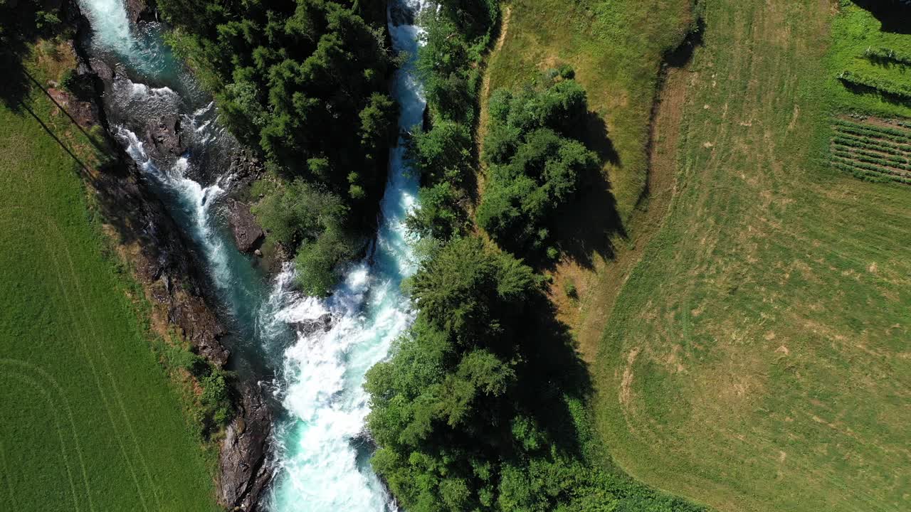 río con agua de glaciar verde y crujiente proveniente de lovatnet nordfjord - antena ascendente que muestra el río que fluye río abajo - dos ramas del río se fusionan en una - noruega