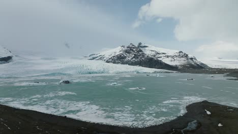 Lago-Formado-Por-El-Derretimiento-De-Los-Glaciares-En-Islandia---Vuelo-Aéreo