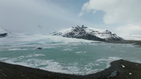 lago formado por el derretimiento de los glaciares en islandia - vuelo aéreo