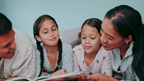 mamá, papá y los niños leyendo libros en el dormitorio