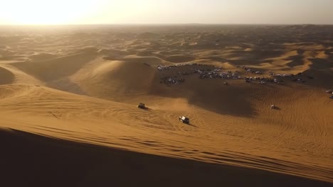 Personas-De-Pie-En-Una-Gran-Duna-De-Arena,-Motos-Quad-De-Motocross