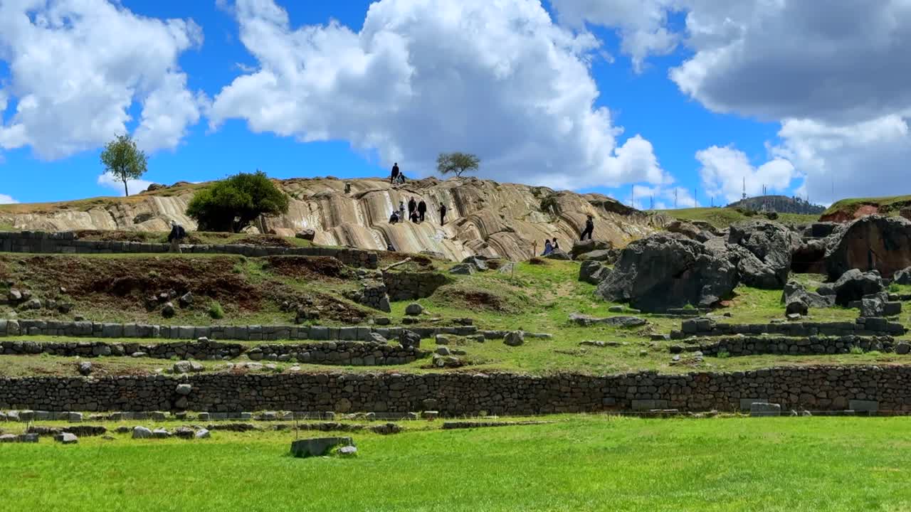 Scivolo di roccia, Saqsaywaman (Sacsayhuamán), pietre enormi, opere in pietra, Impero Inca, Tempio, fortezza, cittadella, antica rovina, Cusco (Cuzco), Perù, paesaggio della capitale, Ande peruviane, punto di riferimento, cielo azzurro e soleggiato, mattina.