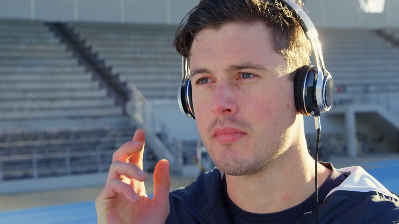 장애인 운동 선수 들 이 스포츠 장소 에서 음악 을 듣는 것 4k