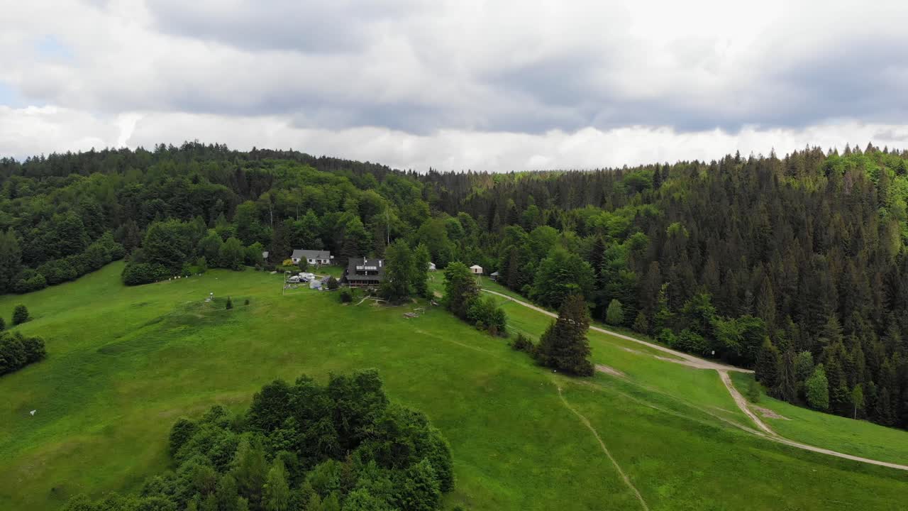Rauhallinen maisema Beskid Sadecki -vuoristossa, mökki piilossa metsässä, Puola