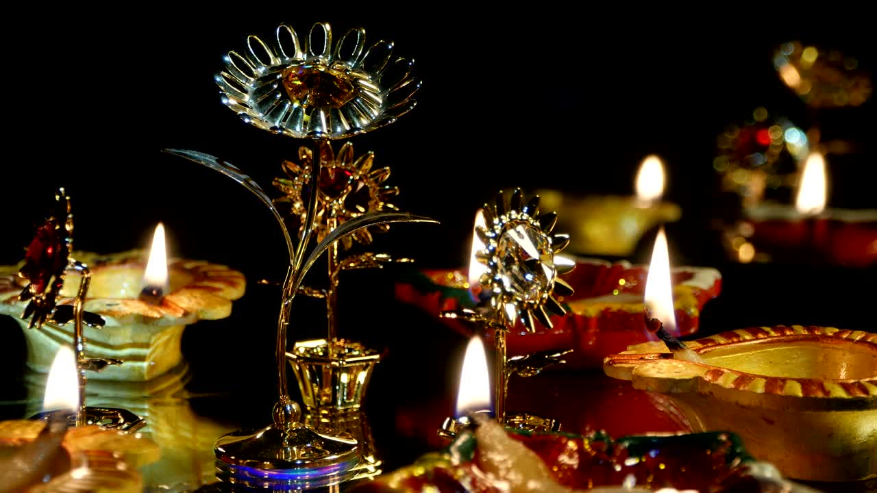 deepak se quema en la oscuridad.