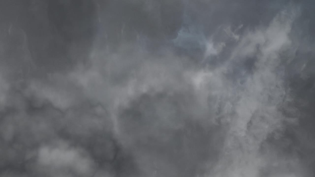 번개 타격 회색 구름에서 전기 폭풍