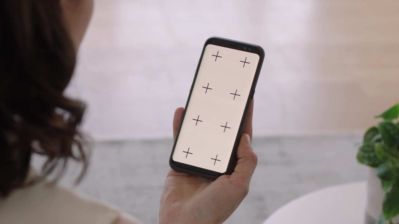 스마트폰을 사용하는 여성이 녹색 화면 엔터테인먼트를 보고 모바일 기술을 즐기고 수직 방향으로 크로마 키 디스플레이