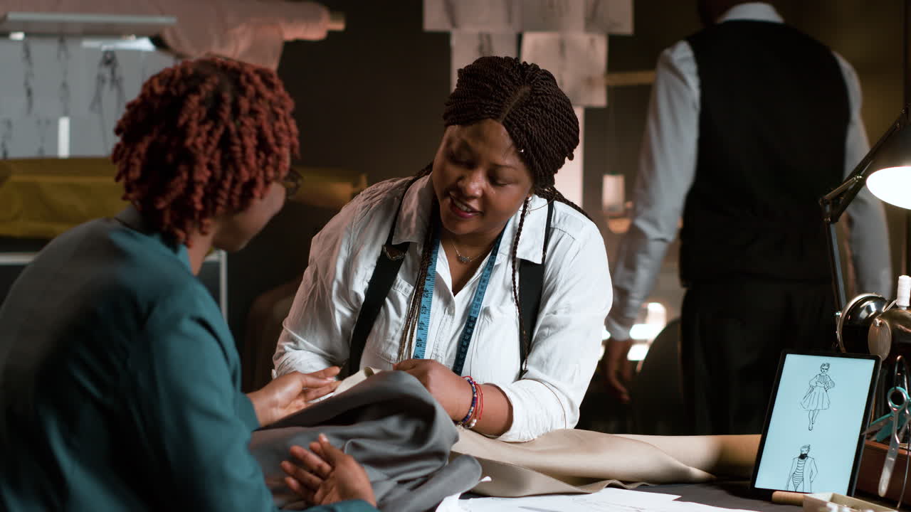 cliente femenina en la tienda de sastrería
