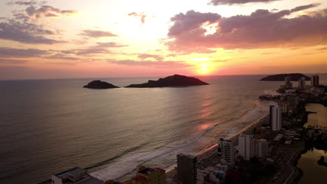 Schöner-Gelber,-Oranger,-Rosa-Und-Purpurroter-Sonnenuntergang,-Mazatlan-Mexiko