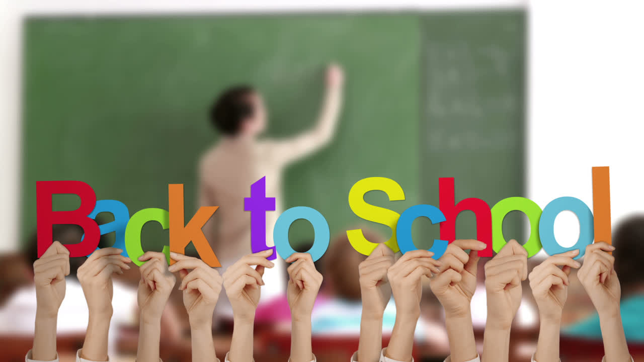 손을 들고 학교로 돌아갑니다.