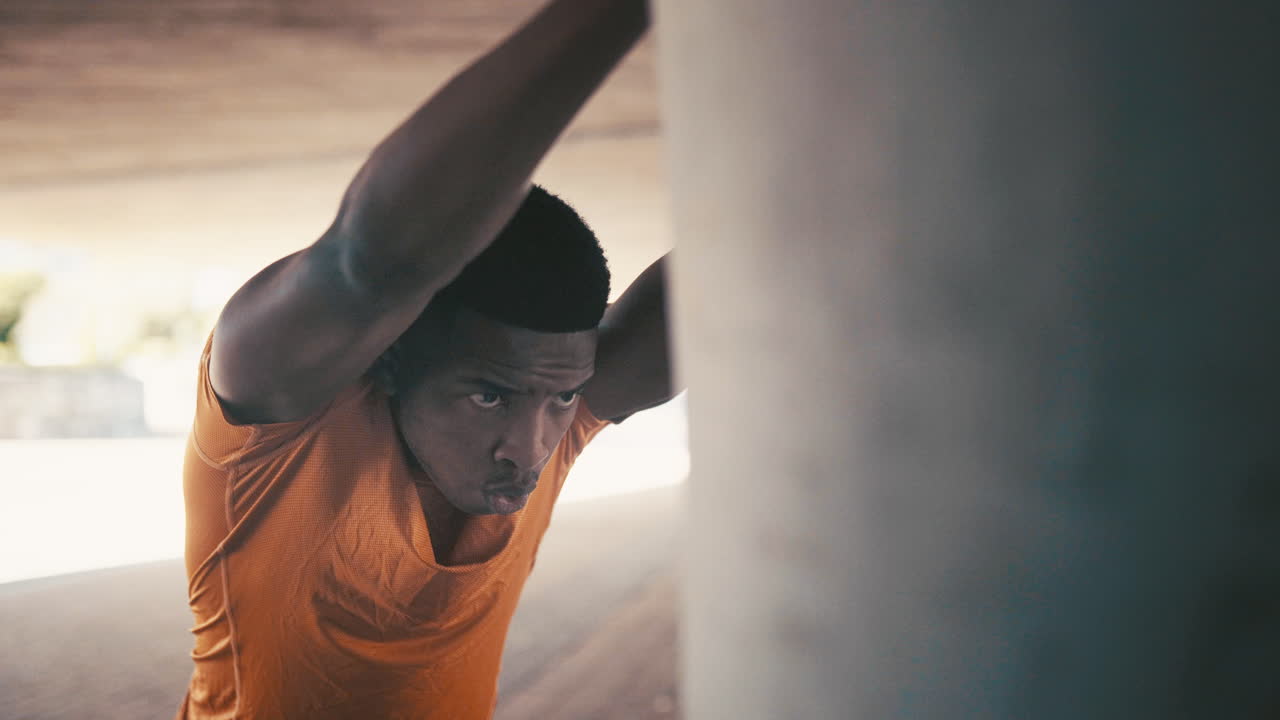 un joven deportivo estirándose mientras hace ejercicio