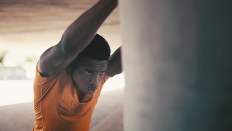 un joven deportivo estirándose mientras hace ejercicio