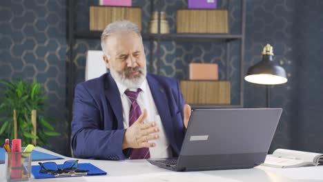 un hombre de negocios frustrado.