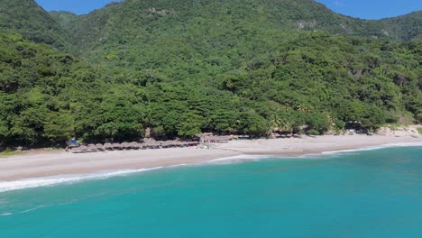 Tropische-Landschaft-Mit-Grünen-Bergen,-Sandstrand-Und-Blauem-Karibischem-Meer