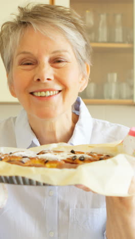 mujer mayor sosteniendo comida dulce