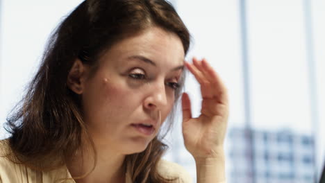 director general frustrado y somnoliento que sufre de migraña por la carga de trabajo