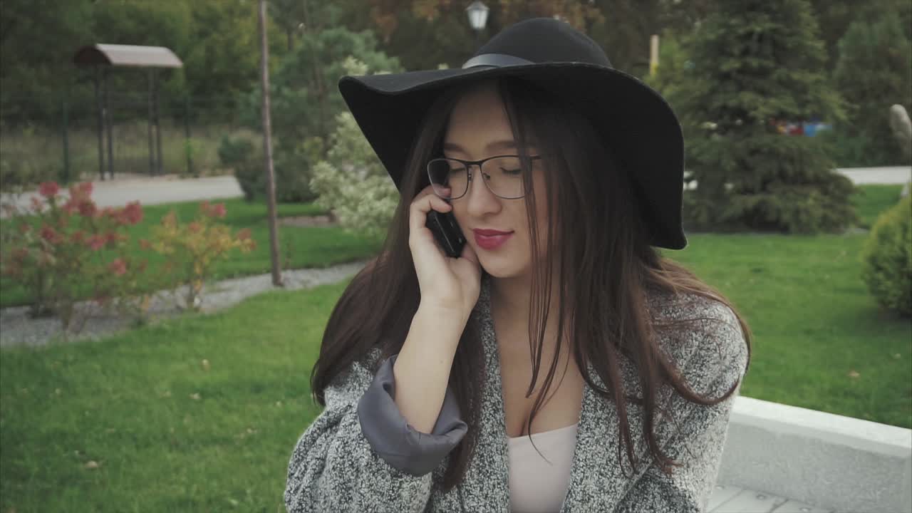 공원 에서 전화 로 이야기 하는 여자