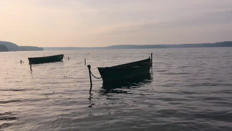 Vista-Del-Crepúsculo-De-2-Barcos-Anclados-En-El-Fondo-Con-Montaña-Y-Cielo-Colorido