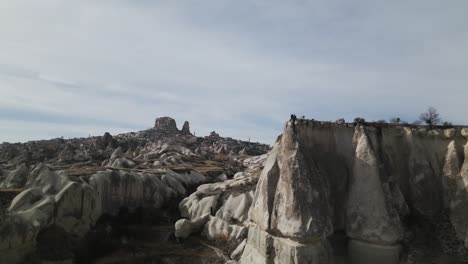 Antiguas-Cuevas-Y-Palomares-En-El-Valle-De-Las-Palomas-En-Un-Día-Soleado-En-Uchisar,-Capadocia,-Turquía