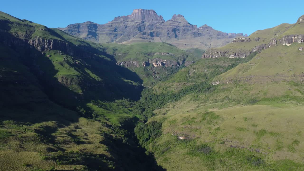 Vue aérienne panoramique des montagnes du Drakensberg avec une végétation estivale luxuriante, Afrique du Sud