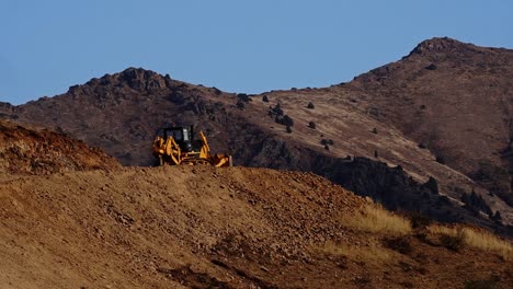 Straßenbau-Oben-Auf-Den-Bergen-Bulldozer-Arbeiten-Beim-Schneiden-Der-Rocky-Mountains-1