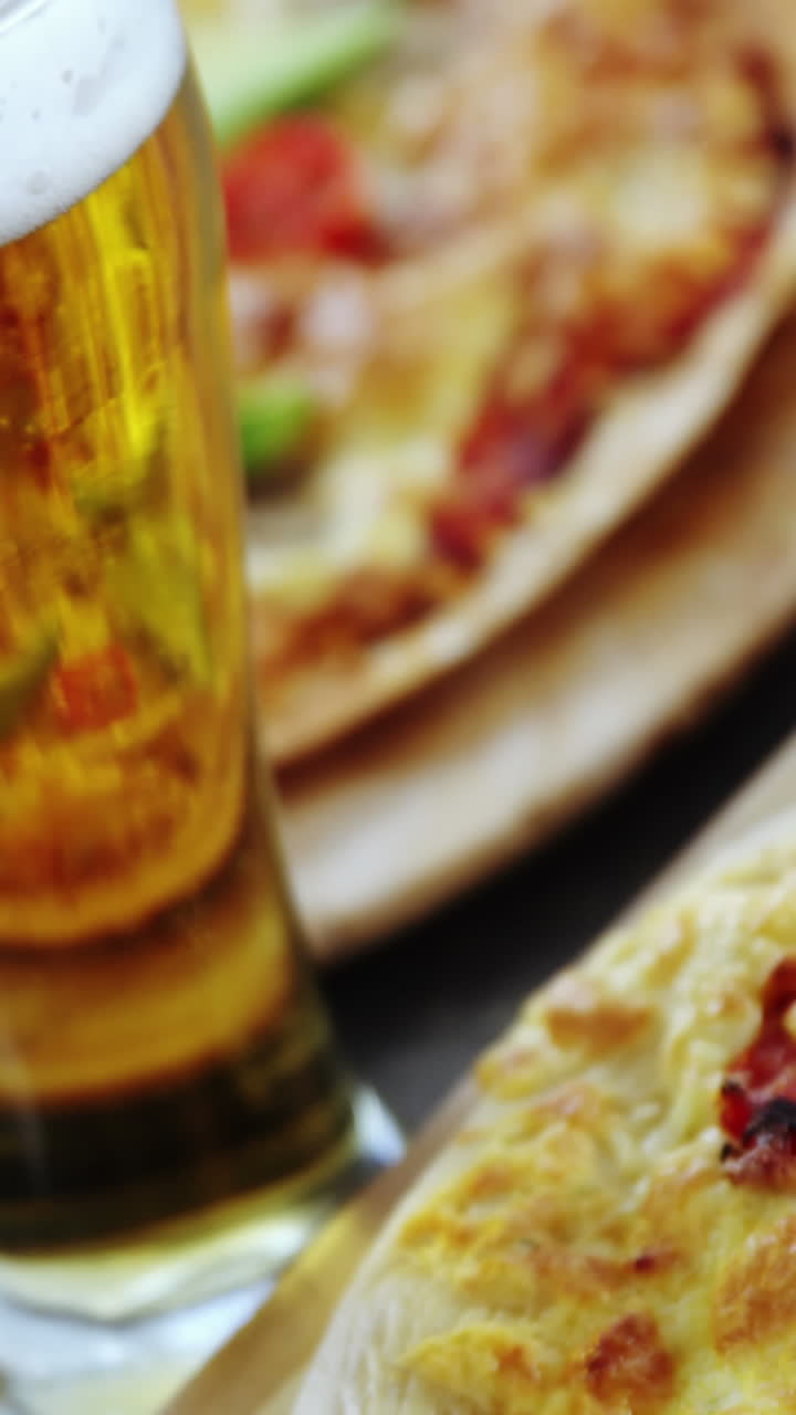 una deliciosa pizza con vasos de cerveza y vino