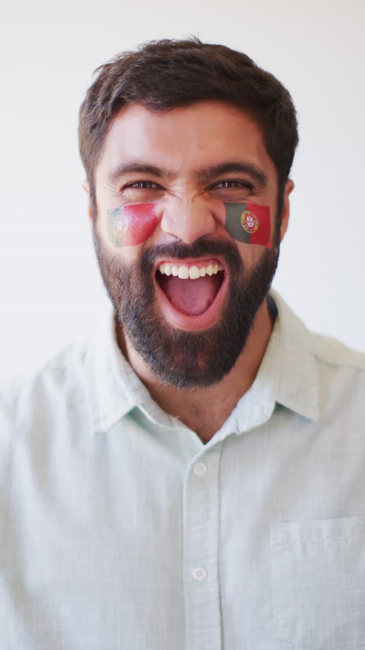 포르투갈의 발을 들고 있는 행복한 백인 남자의 수직 비디오