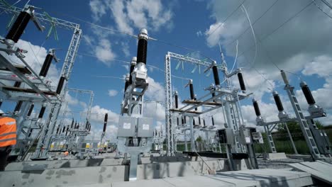 construcción de una subestación de transformador. ingeniero eléctrico control de cableado de energía eléctrica en torre de acero, construcción eléctrica y servicios de mantenimiento en todo, infraestructura de transmisión de energía eléctrica, transmisión de máximo voltaje