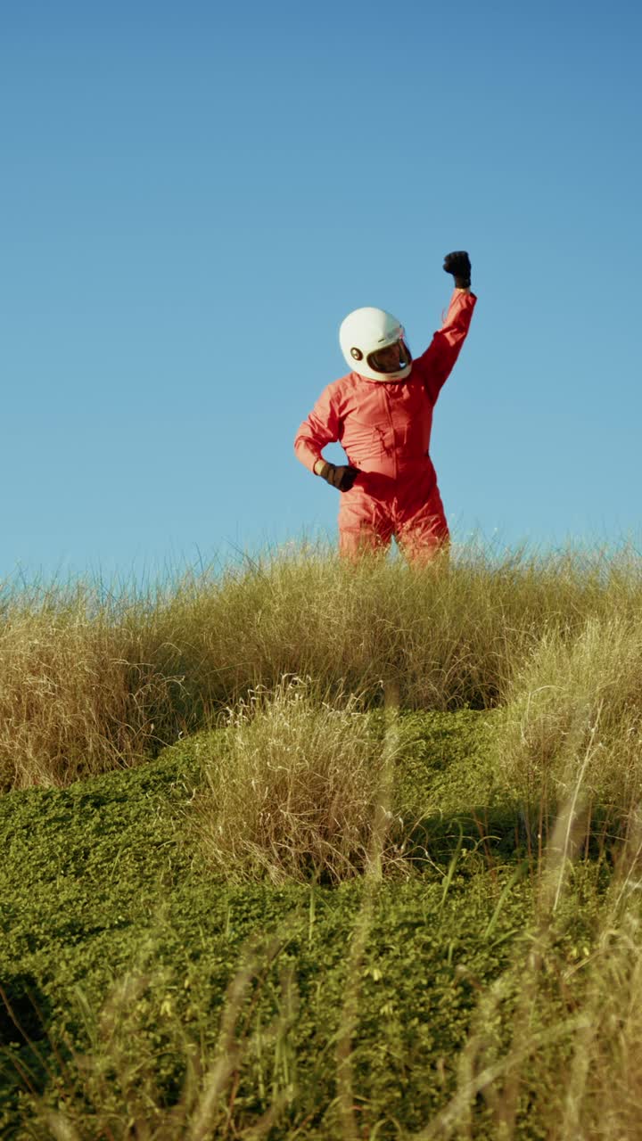우주비행사는 산 꼭대기에 새로운 행성을 발견하는 것에 흥분합니다.