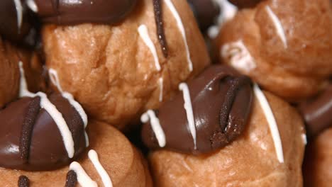 Nahaufnahme-Pfanne-Mit-Profiteroles-Dessert-Mit-Schokoladenüberzug