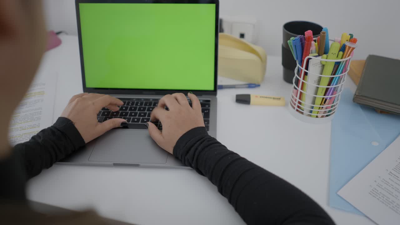 mujer trabajando en una computadora portátil con pantalla verde