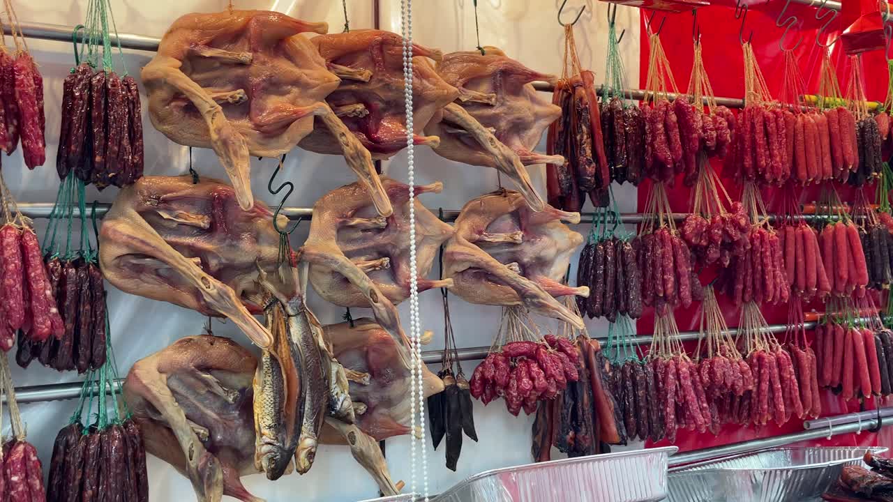 variedad de lap cheong, también conocida como salchicha china roja y pato encerado seco para el año nuevo chino exhibido en un mercado local