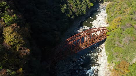 Alte-Verlassene-Eisenbrücke-Auf-Der-Fukuchiyama-Linie-Im-Herbst,-Japan