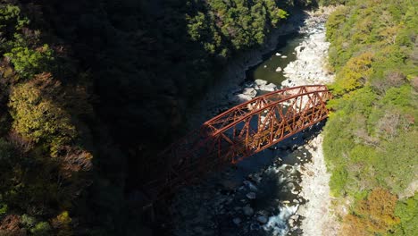 viejo puente de hierro abandonado en la línea fukuchiyama en otoño, japón