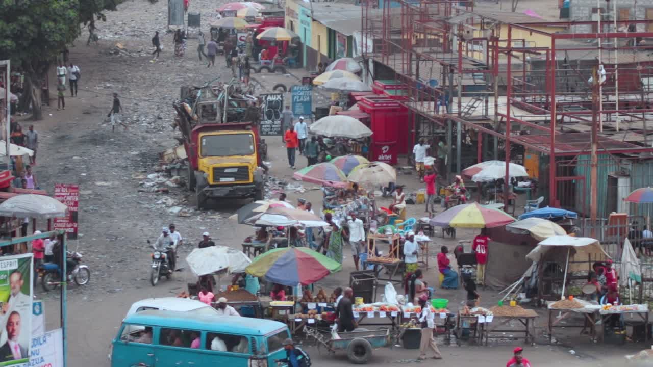 una toma panorámica de alto ángulo de una parada de autobús, un área suburbana de kinshasa, en la república democrática del congo en áfrica
