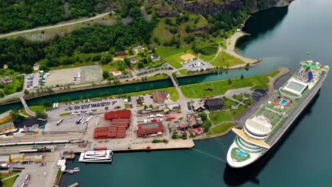 Aurlandsfjord-Stadt-Flam-Im-Morgengrauen.