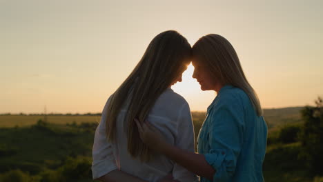 Zartes-Porträt-Einer-Mutter-Und-Ihrer-Tochter-Im-Teenageralter-Bei-Sonnenuntergang